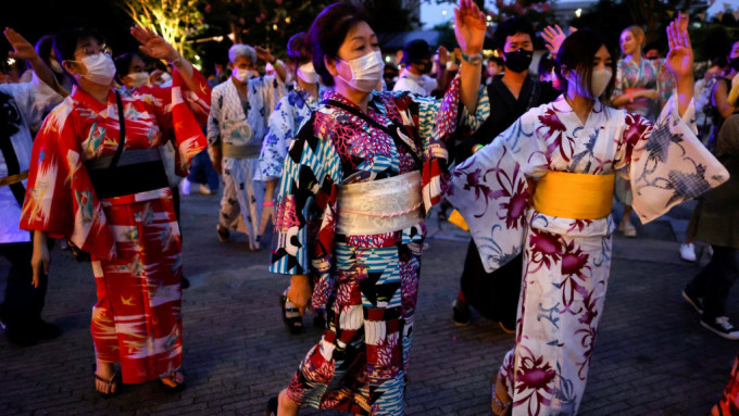 日本已經容許民眾戶外不佩戴口罩。路透社圖片