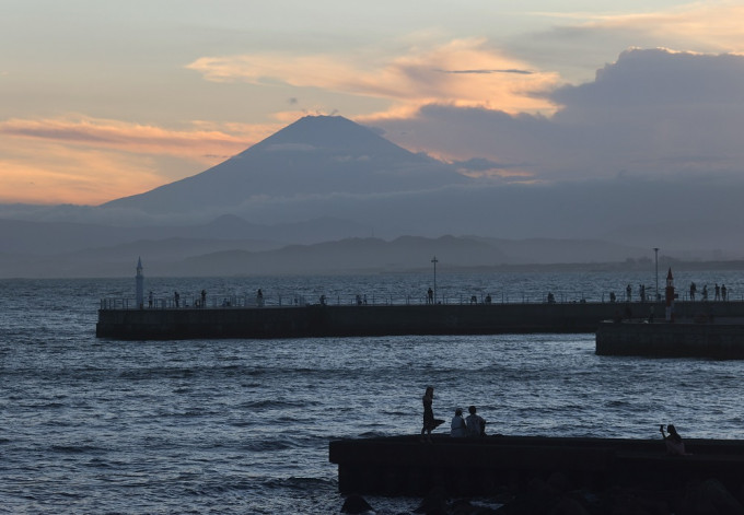 富士山昨日下了今年第一道雪。REUTERS