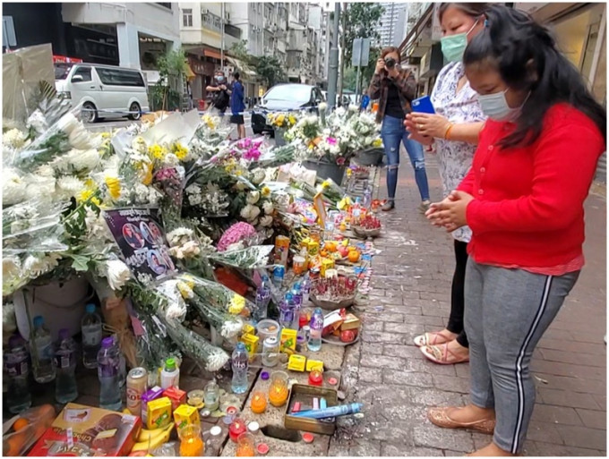 今日是火災死者的「頭七」，有市民帶同香燭及白花到場致祭。