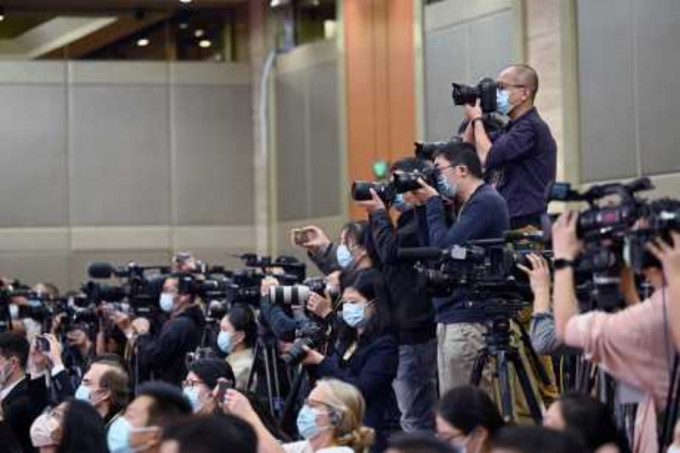 传媒采访二十大相关记者会。新华社图片