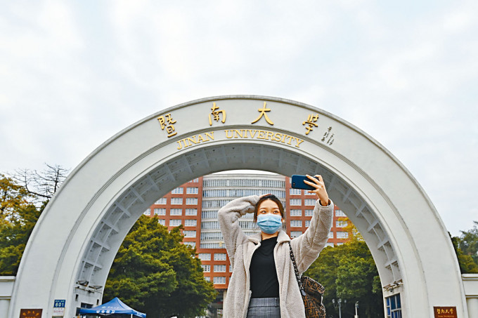 廣州暨南大學在上學年，逾一千三百名港生受惠「內地大學升學資助計畫」，獲公帑資助。 　