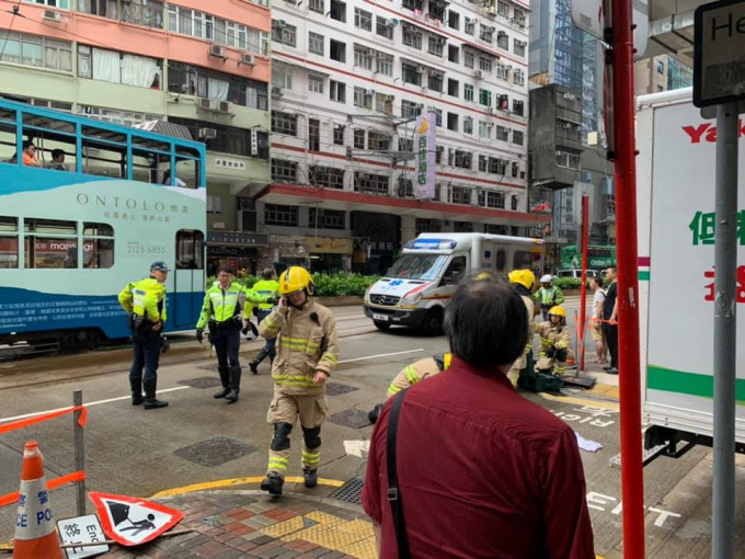消防救出被困車底的女途人。 香港突發事故報料區FB/網民SKelvin MA‎圖