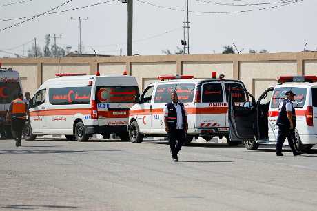加沙南部靠近拉法口岸有救護人員等候將巴人傷者送往埃及治療。路透社