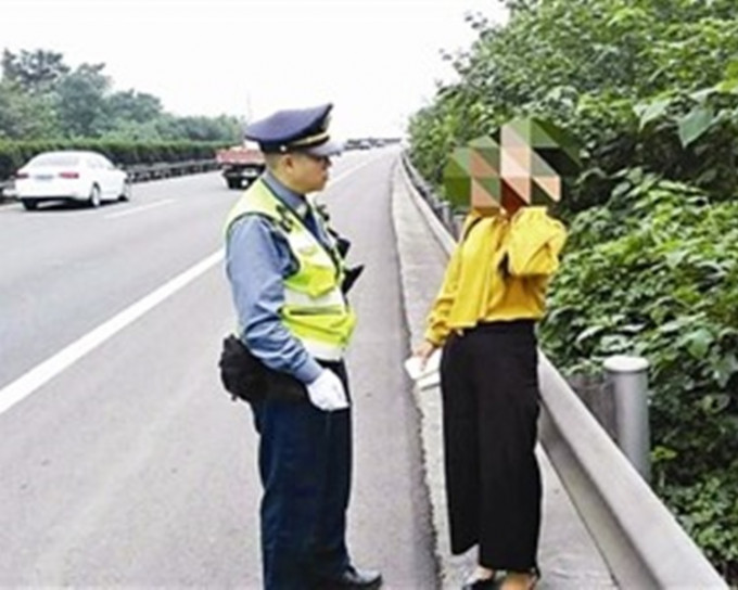 民警将女子截停查问。网图