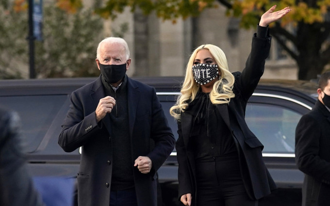 Gaga戴上印有「VOTE」的口罩，现身为拜登（左）拉票。