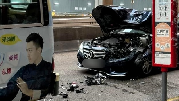 觀塘道綠van平治相撞 平治車頭變形損毀。 fb 馬路的事 (即時交通資訊台) Bosco Chu
