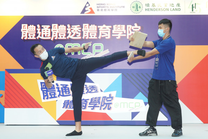 李振豪（左）展示空手道运动。