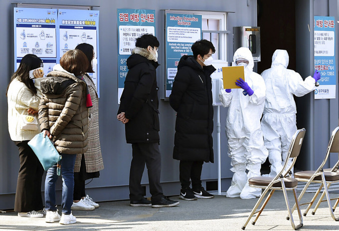 南韩确诊病例快速增加已达346宗，台湾发出2级旅游警示。AP