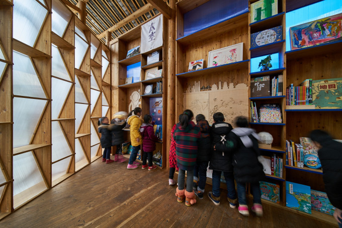 「高步書屋」外牆由書架和半透明膠板組成。