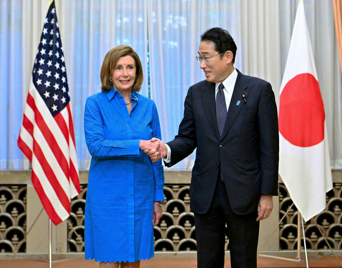 日本首相岸田文雄接待了佩洛西。路透社