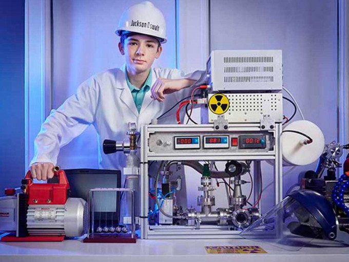 12岁少年改造游戏室在家制核融合反应炉，打破世界纪录。(网图)