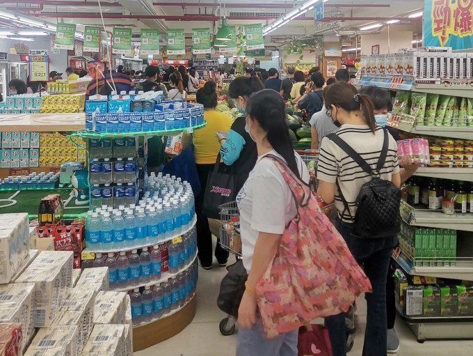 大批澳門市民去超市搶購食品日用品。網民Nuno Chan圖片