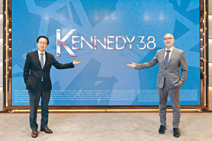 新地雷霆（左）表示，堅尼地城新盤KENNEDY 38最快下月初推出。旁為唐錦江。