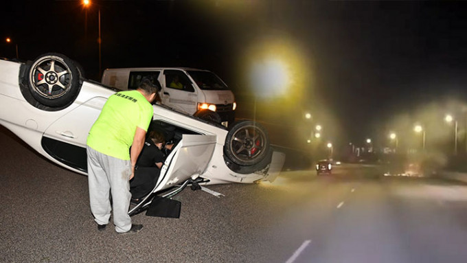 吐露港公路昨日發生交通意外，一架私家車自炒後四輪朝天。