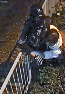 屯門警署被投擲汽油彈後，便衣警在輕鐵河田站附近拘捕一名戴面罩男子。