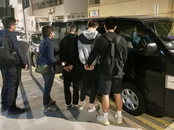 鴨脷洲一名20歲姓陳男子及一名20歲姓黃女子涉嫌販毒被捕，現正被扣留調查。警方圖片
