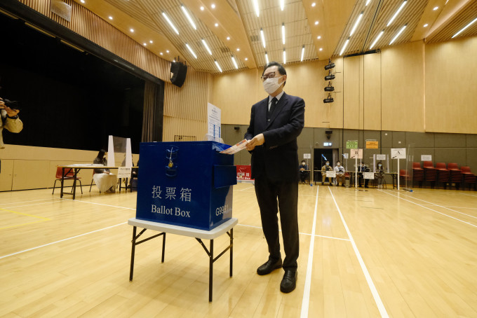 選舉管理委員會主席馮驊早前巡視模擬投票站。資料圖片