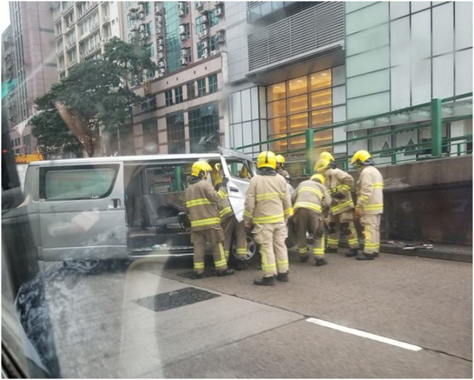 消防到场将司机救出无伤。图:网民Jerry Chan‎香港突发事故报料区
