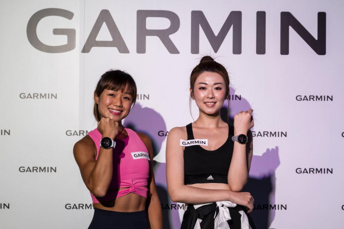 香港三项铁人女将司徒兆殷(左)今联同艺人刘沛蘅，出席运动腕表品牌活动。公关图片