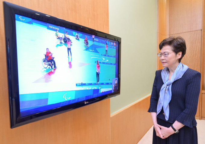 林郑月娥今日透过电视直播，为香港运动员梁育荣打气。 政府图片