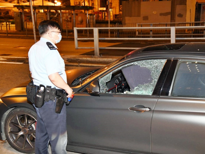 寶馬前座乘客位車窗懷疑被賊人打爆。