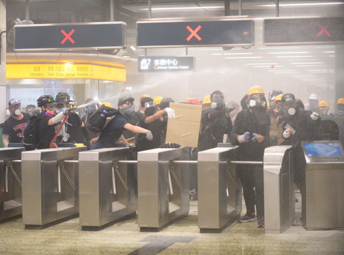 葵芳站上周日有示威者與警察爆發激烈衝突。資料圖片
