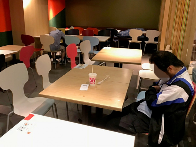 社区组织协会干事吴衞东估计，全港有逾400名无家者夜宿快餐店。 资料图片