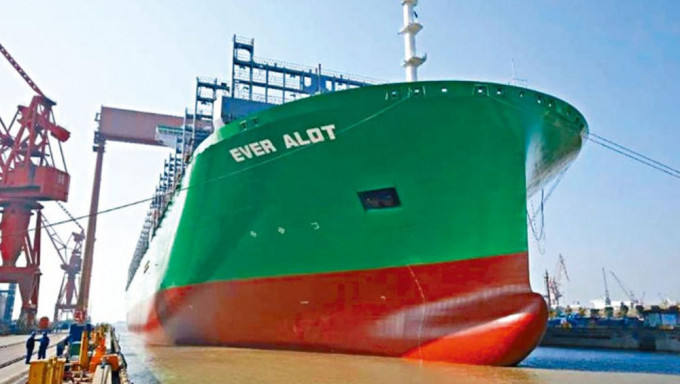 全球最大的貨櫃船EVER ALOT，昨天交付長榮。
