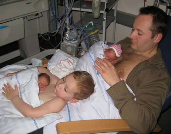 兩個寶寶分別安穩地伏在爸爸和哥哥身上。網圖