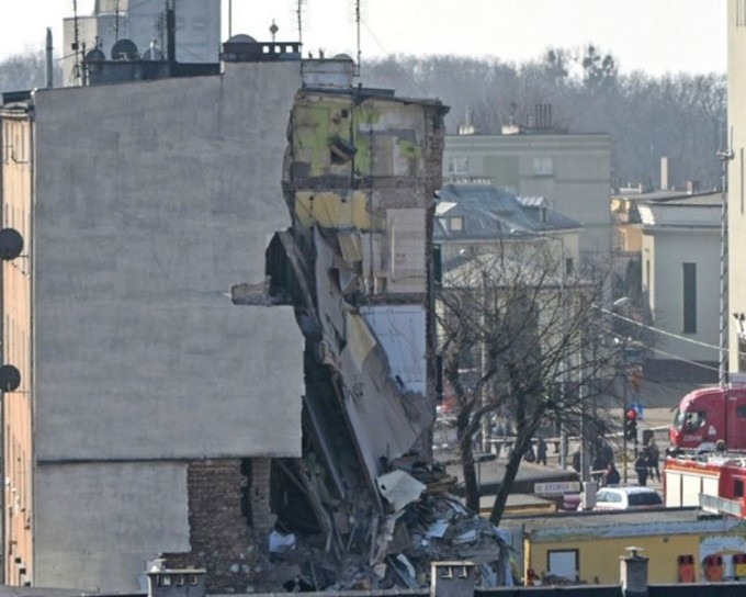 波兰西部波兹南市一幢4层高楼宇局部倒塌。AP