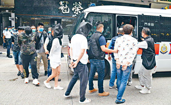 ■「O記」在無牌「毒吧」帶走二十九男女。