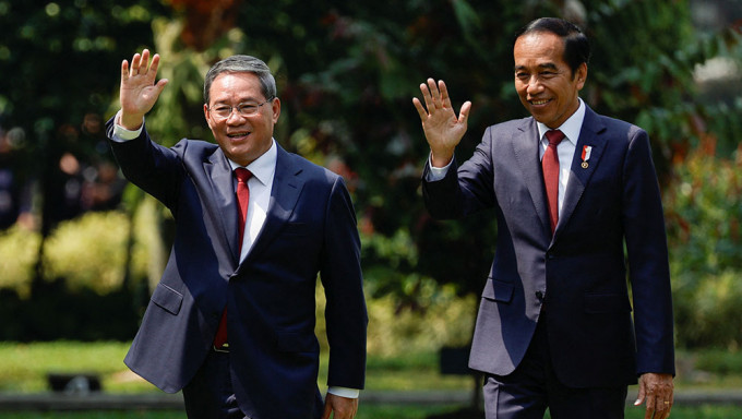 李强与印尼总统佐科维多多（左）在雅加达会谈，并签署多个双边合作文件。路透社