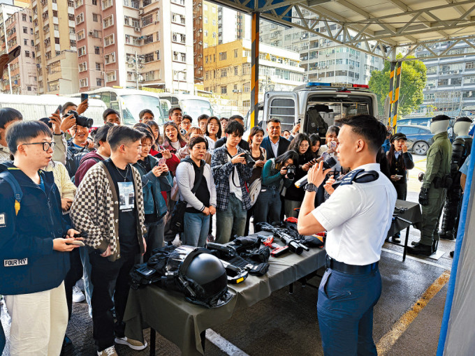貴州大學及湖北宜昌三峽大壩區域逾百青少年參觀西九龍衝鋒隊的警察裝備，深入體驗香港警察的工作。