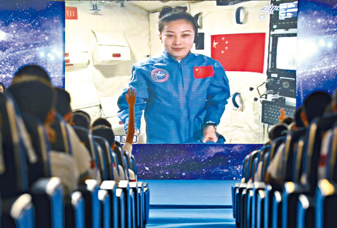 二〇一三年，王亞平在太空授課。