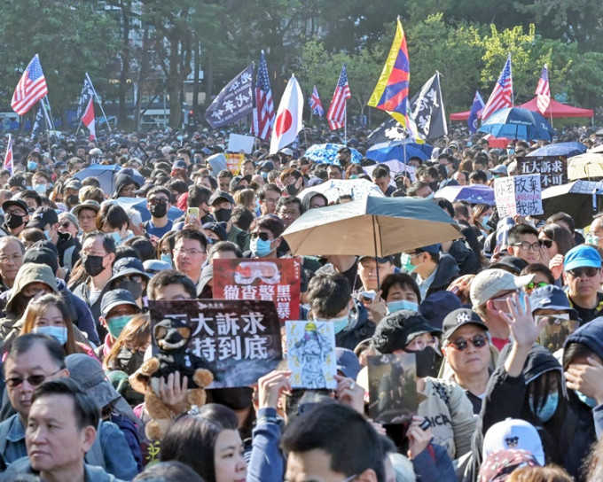 警方呼籲遊行人士以和平方式進行示威。