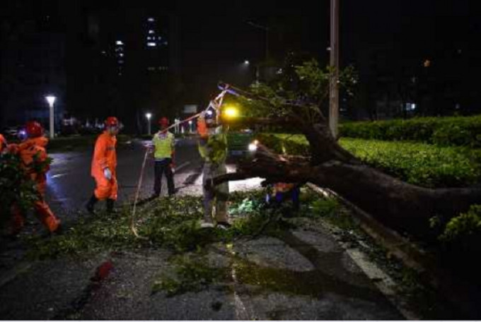 截至昨晚，颱風「山竹」導致廣東省最少2人死亡。新華社圖片