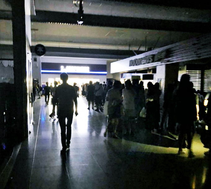 机场大部份地方停电。网图