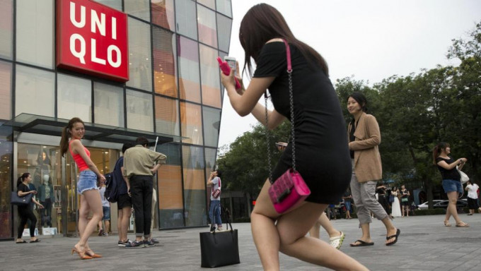 北京三里屯有大量时尚女性逛街，也成为偷拍的重灾区。美联社资料图片