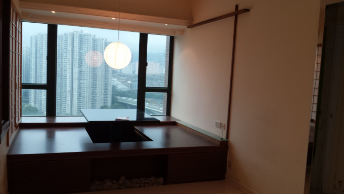厅区靠窗造有日式地台及木饰墙,别具日式部屋风格。