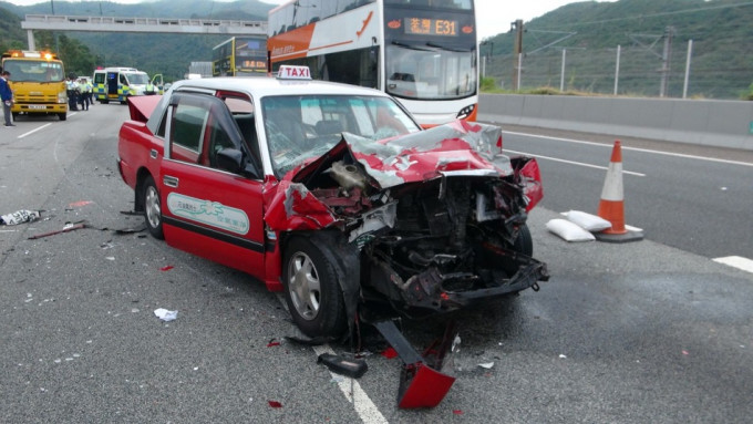 死者駕駛的士嚴重損壞。