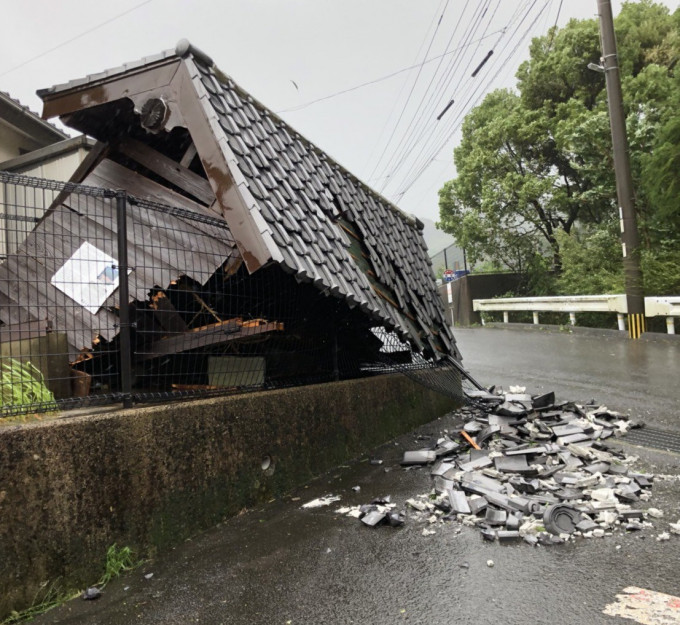 在長崎更有房屋屋頂倒塌。網上圖片