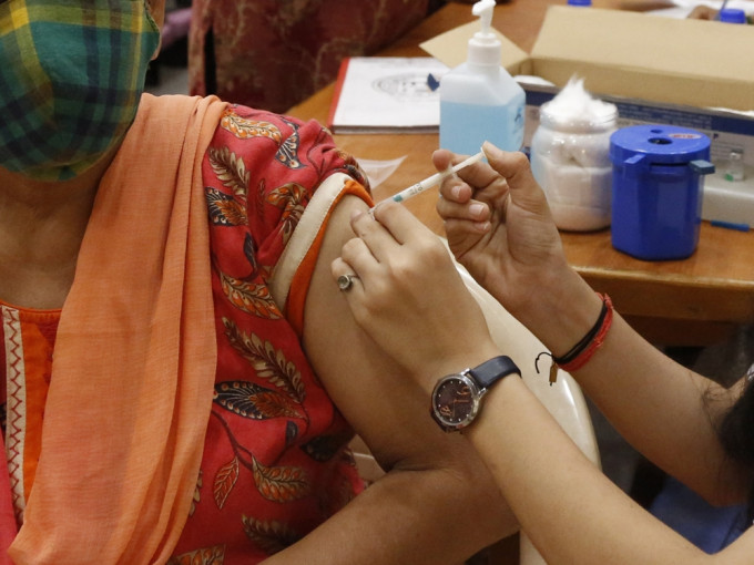 印度孟买疑逾2千人被注射假疫苗。AP图片