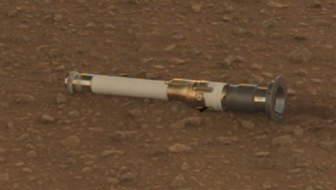 NASA毅力号火星首个土壤样本管放置在火星地表，等待送回地球。NASA