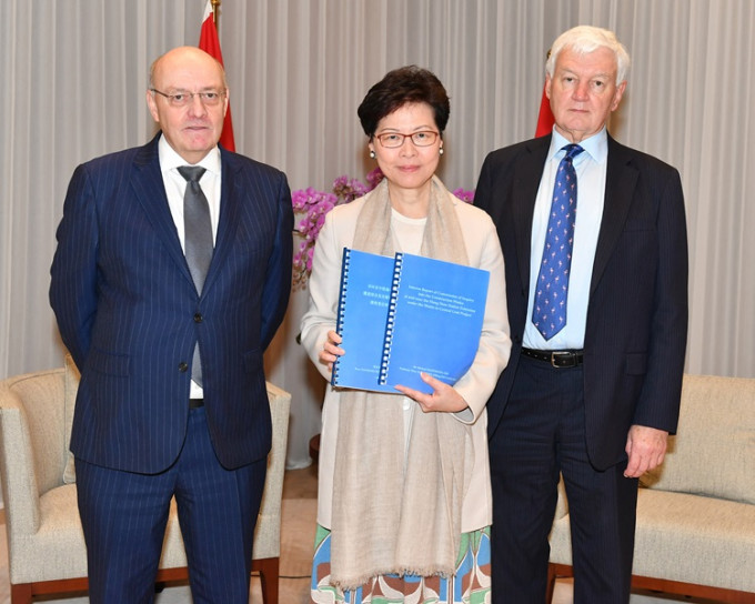 左起：委员Peter Hansford教授、特首林郑月娥、委员会主席夏正民。