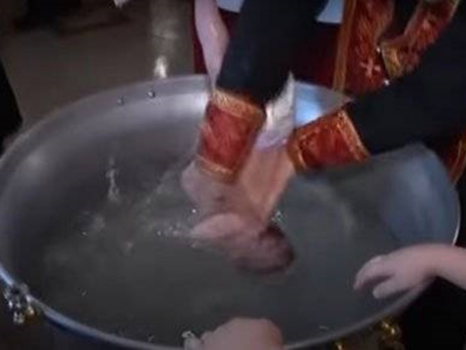 罗马尼亚婴孩头部浸入水中的仪式已有一千年历史。(示意图,并非文中当事人)