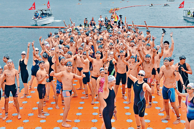 维港渡海泳昨日登场，成功吸引3000名泳手参加。