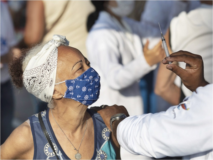 巴西有医护人员误为孕妇及儿童接种科兴疫苗。AP资料图片