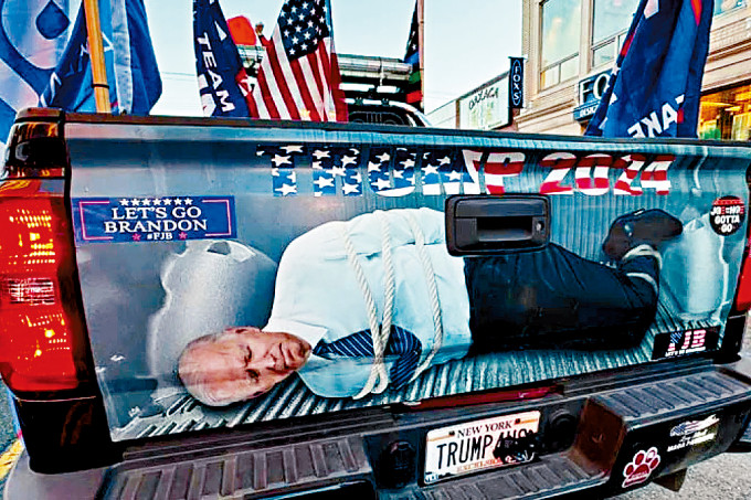 特朗普上周五發布影片，可見拜登手腳被綁的圖片貼在一輛貨車尾門。