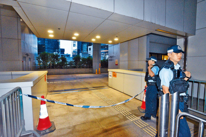 警方封锁部分金钟政府合署位置调查烧国旗纵火案。