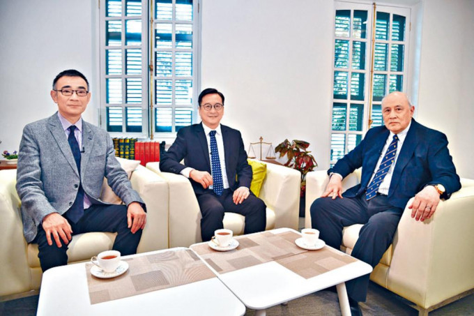 香港电台节目《国安法事件簿》逢星期六播出，(左起)苏绍聪律师、陈泽铭律师、梁定邦资深大律师。